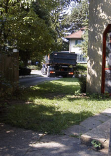 DumpsterComes.jpg (28562 bytes)